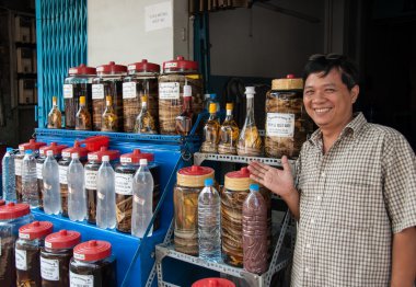 Vietnamca yılan şarabı