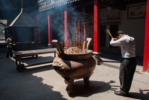 Praying in Vietnam — Stock Photo, Image