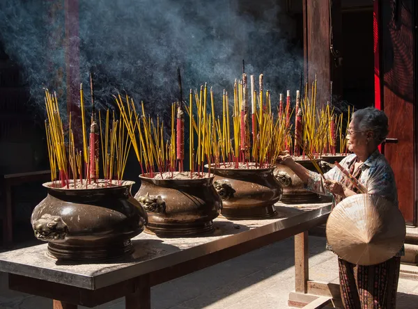 Praying in Vietnam — Stock Photo, Image