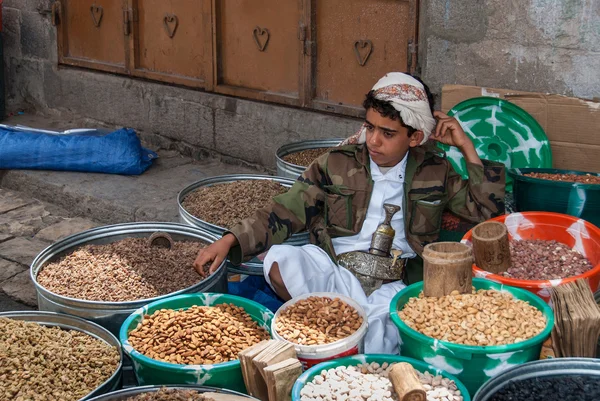 Selling dried fruits in Yemen — Stock Photo, Image