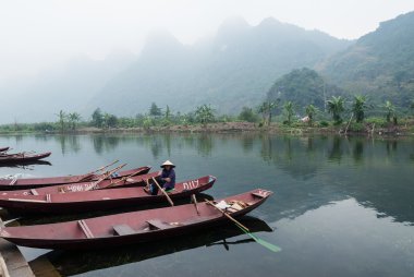 vrouw in boot, vietnam