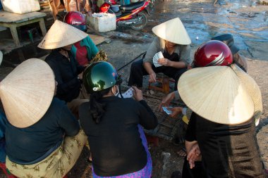 oyun kartları balık pazarında Hoi an, vietnam