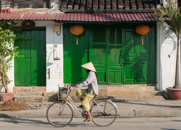 Riding a bicycle in Hoi An, Vietnam — Stock Photo, Image