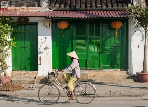 Montar en bicicleta en Hoi An, Vietnam Fotos De Stock