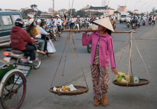 Kobieta z koszykami w Wietnamie — Zdjęcie stockowe