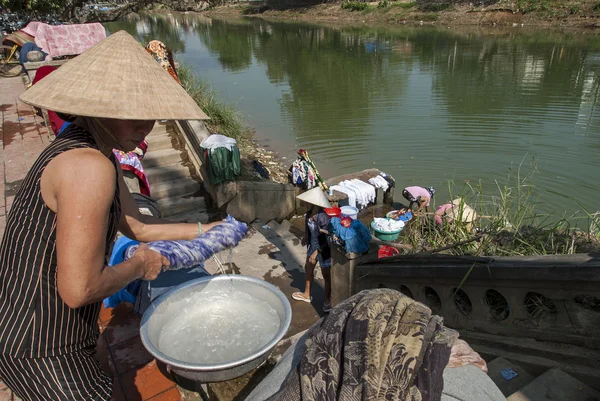 Πλυντήριο ρούχων στον ποταμό άρωμα, Βιετνάμ — Φωτογραφία Αρχείου