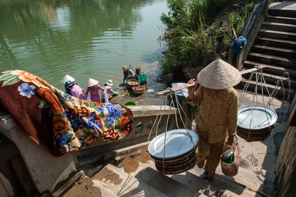 Πλυντήριο ρούχων στον ποταμό άρωμα, Βιετνάμ — Φωτογραφία Αρχείου