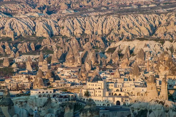 Pueblo Goreme en Capadocia, Turquía — Foto de Stock