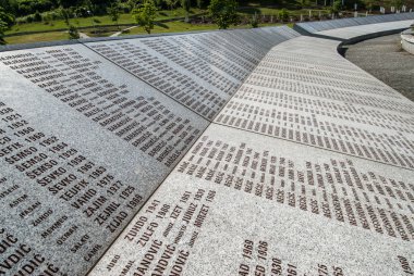 Srebrenica Soykırımı Anıtı