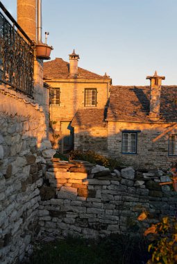 Yunanistan 'ın Vitsa kentinde günbatımında geleneksel mimariye sahip taş evler