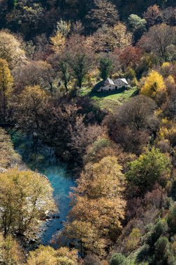 Yunanistan 'ın Epirus kentindeki Guinness Rekorlar Kitabı tarafından dünyanın en derin vadisi olarak listelenen Vikos Boğazı' ndaki Voidomatis Nehri 'nin pınarlarındaki eski şapel.