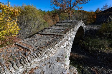 Yunanistan 'ın Epirus kentindeki geleneksel Agiou MIna Köprüsü' nün manzarası