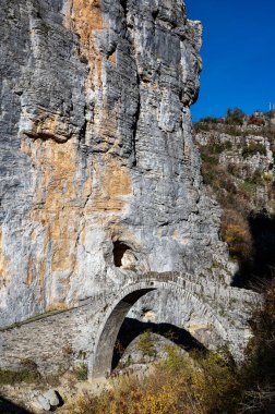Yunanistan 'ın Epirus kentindeki geleneksel Kokkorou Köprüsü' nün manzarası