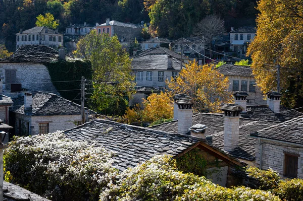 Φθινοπωρινό Τοπίο Που Δείχνει Πέτρινα Σπίτια Παραδοσιακής Αρχιτεκτονικής Στο Χωριό — Φωτογραφία Αρχείου