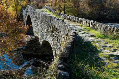 Yunanistan 'ın Sonbaharda Epirus kentindeki geleneksel Mylos Köprüsü manzarası