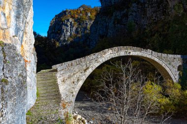 Yunanistan 'ın Epirus kentindeki geleneksel Kokkorou Köprüsü' nün manzarası