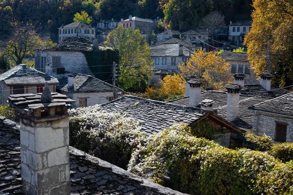 Φθινοπωρινό Τοπίο Που Δείχνει Πέτρινα Σπίτια Παραδοσιακής Αρχιτεκτονικής Στο Χωριό — Φωτογραφία Αρχείου