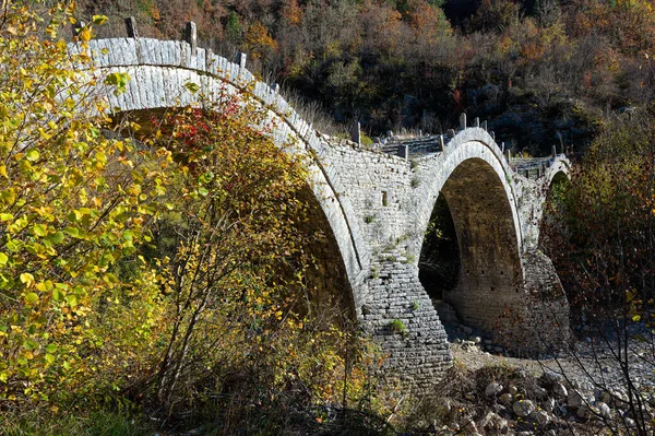 Widok Tradycyjnego Kamienia Kalogeriko Lub Plakida Bridge Epirus Grecja Autum — Zdjęcie stockowe