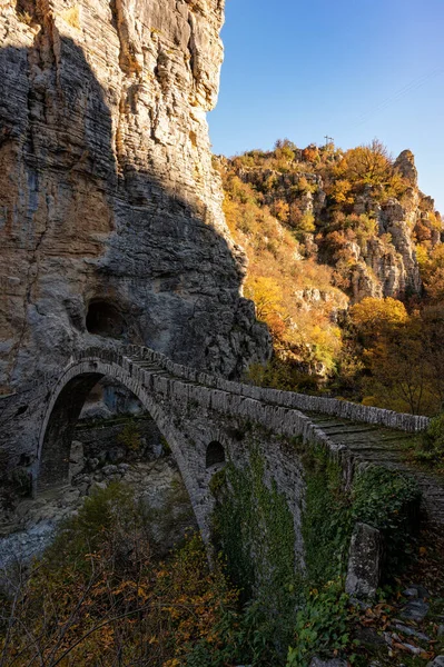 秋にギリシャのエピルスにある伝統的な石心橋の眺め — ストック写真