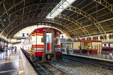 BANGKOK, Tayland - 21 Kasım 2021: Bangkok, Tayland 'daki Hua Lamphong İstasyonundan Tren Başlıyor.