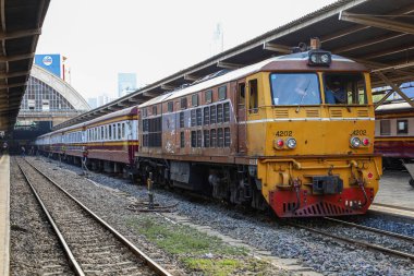 BANGKOK, Tayland - 21 Kasım 2021: Bangkok, Tayland 'daki Hua Lamphong İstasyonundan Tren Başlıyor.