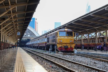 BANGKOK, Tayland - 21 Kasım 2021: Bangkok, Tayland 'daki Hua Lamphong İstasyonundan Tren Başlıyor.
