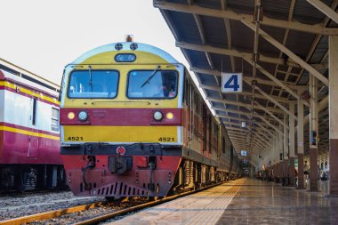 BANGKOK, Tayland - 21 Kasım 2021: Bangkok, Tayland 'daki Hua Lamphong İstasyonundan Tren Başlıyor.