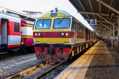 BANGKOK, Tayland - 21 Kasım 2021: Bangkok, Tayland 'daki Hua Lamphong İstasyonundan Tren Başlıyor.