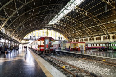 BANGKOK, Tayland - 21 Kasım 2021: Bangkok, Tayland 'daki Hua Lamphong İstasyonundan Tren Başlıyor.