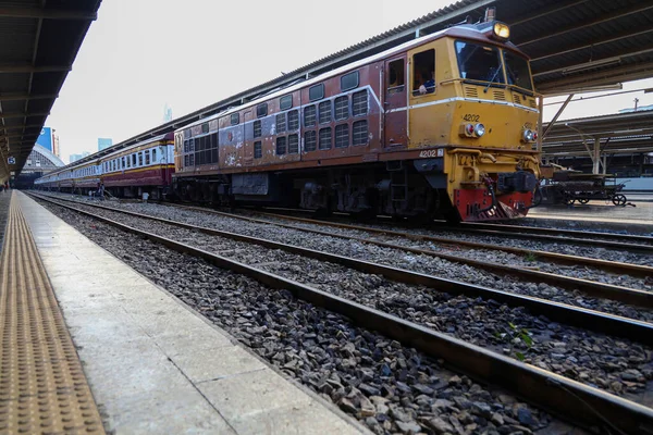 BANGKOK, Tayland - 21 Kasım 2021: Bangkok, Tayland 'daki Hua Lamphong İstasyonundan Tren Başlıyor.