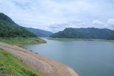Nakhon Nayok barajının manzarası çok güzeldir..