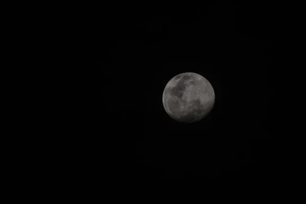 Nahaufnahme Vollmond Schwarzen Himmel Vor Dem Regensturm — Stockfoto