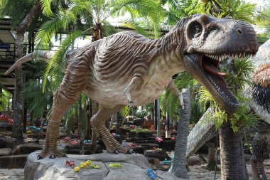 Pattaya, Tayland-28 Ocak 2022: Dinazor heykeli Nong Nooch Tropik Botanik Bahçesi 'nde tatil için çok güzeldir