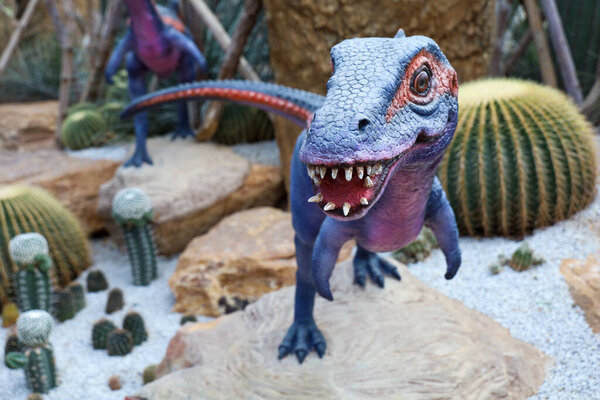 Паттайя, Таиланд-28 января 2022: Статуя динозавров красива для путешествий в отпуск в тропическом ботаническом саду Нонг Нуч