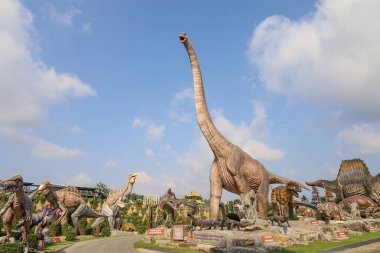 Pattaya, Tayland-28 Ocak 2022: Dinazor heykeli Nong Nooch Tropik Botanik Bahçesi 'nde tatil için çok güzeldir