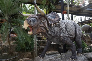 Pattaya, Tayland-28 Ocak 2022: Dinazor heykeli Nong Nooch Tropik Botanik Bahçesi 'nde tatil için çok güzeldir