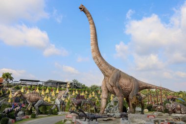 Pattaya, Tayland-28 Ocak 2022: Dinazor heykeli Nong Nooch Tropik Botanik Bahçesi 'nde tatil için çok güzeldir