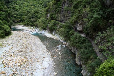 Hualien, Tayvan 'daki Taroko Ulusal Parkı' ndaki nehir manzarası.
