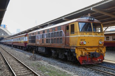 BANGKOK, Tayland - 21 Kasım 2021: Bangkok, Tayland 'daki Hua Lamphong İstasyonundan Tren Başlıyor.