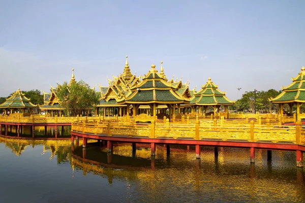 Golden Big Pavilion Water Asia — Stock Photo, Image