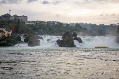 Rhein Fall, İsviçre-18 Ekim 2019: Rhein Güz manzarası Rhein Fall, İsviçre 'de sonbahar mevsiminde ünlü ve güzeldir.