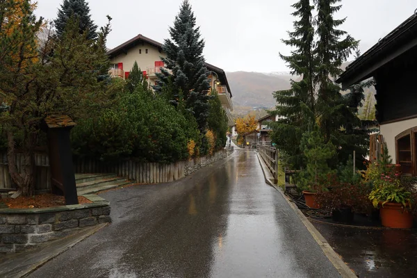 2019年10月21日スイス ツェルマット 秋と雨の日にツェルマット バーンホフラス通りにある旧ビル ツェルマットはスイスの有名な自然村です — ストック写真