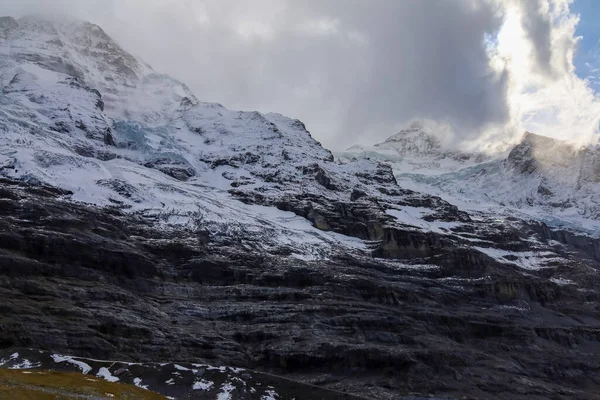 Sonbaharda Alp Dağı 'nın zirvesinde kar var. 