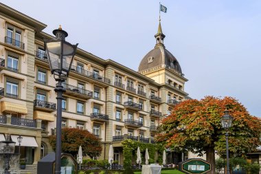 Interlaken, İsviçre-18 Ekim 2019: İsviçre 'deki Interlaken ana caddesinde şehir manzarası