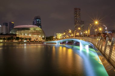SINGAPORE - 10 Nisan 2016: Esplanade - Körfezdeki Tiyatro Marina Körfezi 'nde bulunan bir gösteri ve sanat merkezidir. Singapurlular tarafından Durian olarak adlandırılır.
