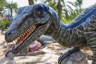 Pattaya, Tayland-28 Ocak 2022: Dinazor heykeli Nong Nooch Tropik Botanik Bahçesi 'nde tatil için çok güzeldir