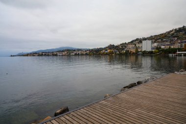 Montreux, İsviçre-23 Ekim 2019: İsviçre 'deki Cenevre Gölü üzerindeki doğa manzarası ve göl manzarası