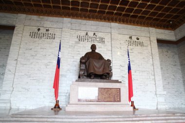 Taipei, Tayvan - 12 Ekim 2018 Chiang Kai-shek 'in anıt salonundaki bronz heykeli.