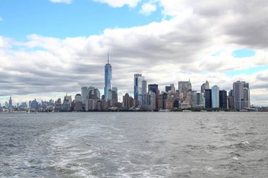 New York, ABD-15 Haziran 2018: Arka plandaki Manhattan adasının New York liman binalarında yelkenliye bakın..