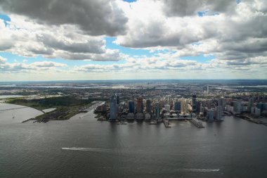 NEW YORK, ABD - 18 Haziran 2018: New York 'taki nehir ve binanın havadan görünüşü.